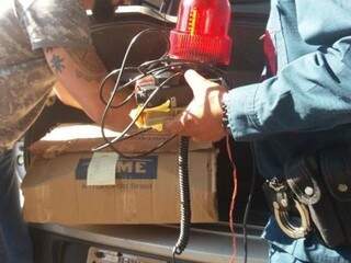 No veículo usado pelo suspeito foi encontrado um giroflex e rádio amador que foram apreendidos. (Foto: Divulgação) 