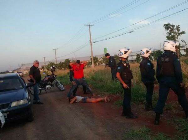 Popula&ccedil;&atilde;o det&eacute;m adolescentes que fugiram com ve&iacute;culo roubado