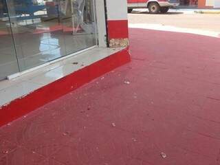 Muro de loja ficou danificado após a batida (Foto: Amanda Bogo)