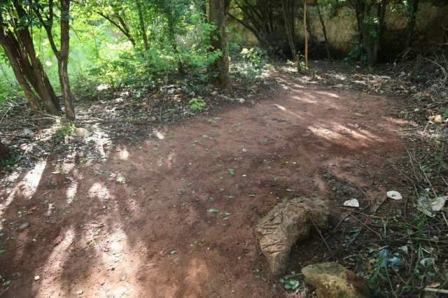 Mulher &eacute; encontrada em matagal com suspeita de espancamento