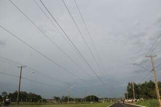 O dia amanheceu nublado em Campo Grande e previsão é de chuva em todo Estado. (Foto: Marcos Ermínio) 
