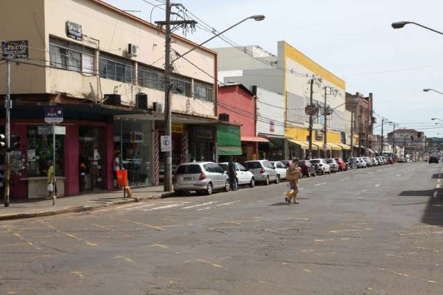 Feriado de pouco movimento e com parte das lojas fechadas na Capital