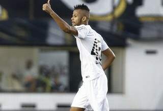 Atacante Chiquinho, justamente o único novato entre os titulares, comemora o terceiro gol. (Foto: LancePress)