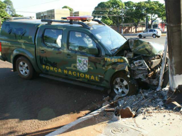  Carro da For&ccedil;a Nacional bate em poste em avenida movimentada de Dourados