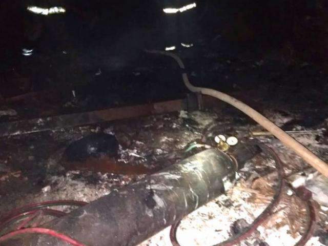 Pela 2&ordf; vez em oito dias, escombros de loja destru&iacute;da voltam a pegar fogo 