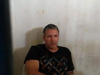 Homem preso com maconha sábado na BR-463 está na delegacia da PF em Ponta Porã (Foto: Adilson Domingos)