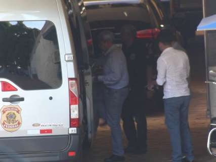 André Puccinelli e filho chegam para prisão no Centro de Triagem