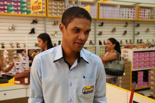 Em meio a demiss&otilde;es, lojistas optam por pre&ccedil;o baixo para vender enfeites