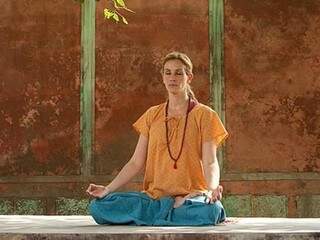 Cena do filme de Comer, Rezar e Amar, em que a personagem principal busca paz na meditação. 
