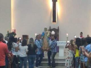 Imagem de Nossa Senhora foi carrega por fiéis pela igreja. (Foto: Liniker Ribeiro) 