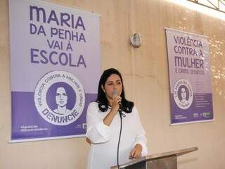 Subsecretária da Mulher, Luciana Azambuja, durante evento do Agosto Lilás (Foto: Edemir Rodrigues - Governo MS)