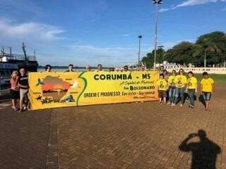 Grupo pró-Bolsonaro que viajou de Corumbá á Brasilia levou faixa de apoio (Reprodução/Facebook)