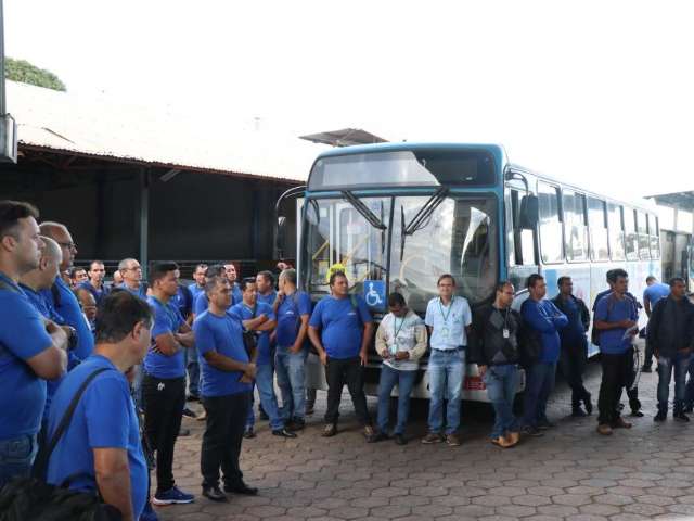 Ap&oacute;s tr&ecirc;s horas de paralisa&ccedil;&atilde;o, &ocirc;nibus come&ccedil;am a sair das garagens