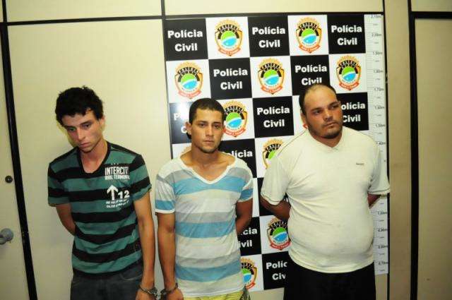 Trio que rendeu fam&iacute;lia &eacute; suspeito de mais 5 roubos de ve&iacute;culos