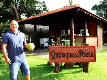 Ap&oacute;s 20 anos vivendo da &aacute;gua de coco, vendedor abre ponto com card&aacute;pio variado 