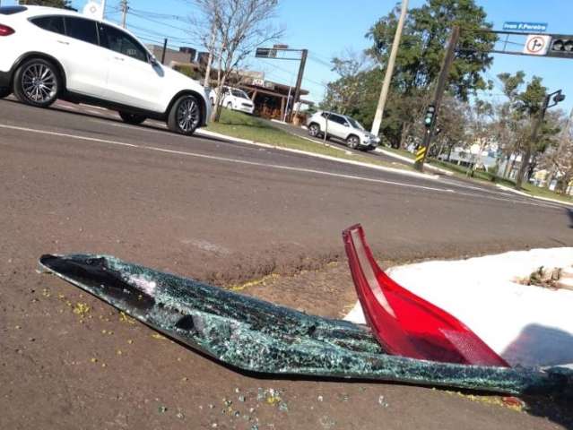Tr&ecirc;s ficam feridos em acidente com 5 carros causado por motorista b&ecirc;bado 