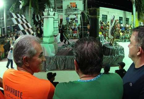 Governador curte carnaval de Corumbá e prevê investir mais em ações culturais