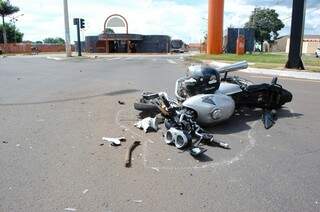 Moto ficou parcialmente destruída em decorrência do acidente. (Foto: Simão Nogueira)
