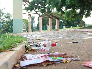 Lixo e garrafa de bebidas deixados por publico de show no Parque dos Poderes. (Foto: Marlon Ganassin)