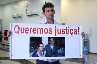 Vagner Rodrigues, filho da vítima, clama por justiça. (Foto: Marcos Ermínio) 