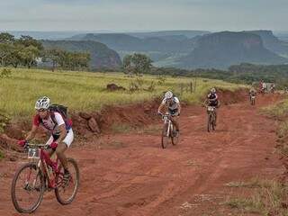 Atletas de Mountain Bike superam adversidades das estradas de chão. (Foto: Divulgação)