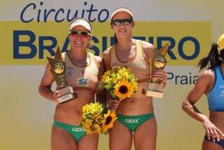 Larissa e Talita posam com troféus da etapa de Brasília (Foto: Matheus Vidal/CBV)