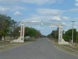 Porta de entrada da cidade argentina de Pozo Hondo, na fronteira com o Paraguai, por onde vai passar a expedição da rota bioceânica (Foto: Divulgação)