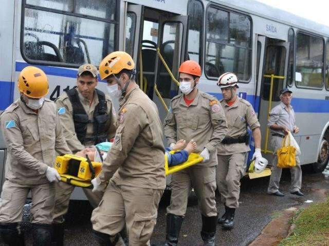 Acidente de tr&acirc;nsito entre &ocirc;nibus e caminh&atilde;o deixa tr&ecirc;s idosos feridos