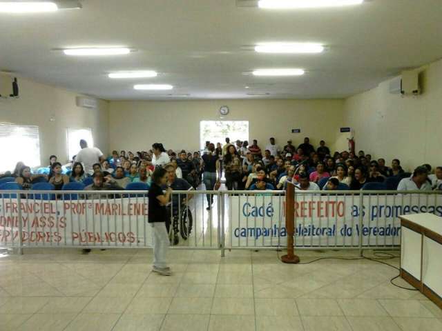 Servidores municipal n&atilde;o aceitam proposta de prefeitura e saem as ruas