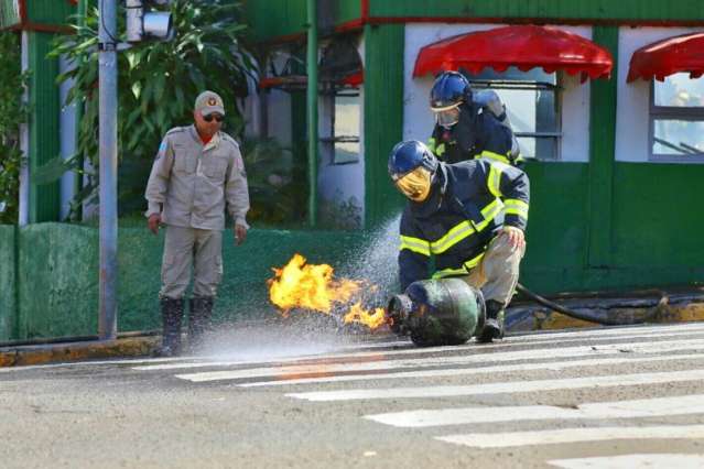 Inc&ecirc;ndio de grandes propor&ccedil;&otilde;es em restaurante &eacute; controlado pelos Bombeiros
