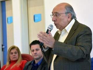 Senador durante conversa com prefeitos do interior do MS (Foto: Divulgação)