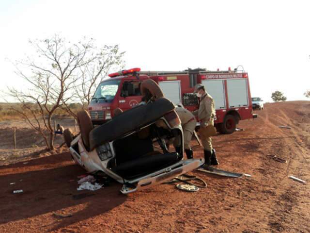  Motorista discute, perde controle e capota carro na zona rural de Coxim