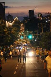 Protesto ocupou várias quadras da principal avenida de Campo Grande. (Foto: Fernando Antunes)