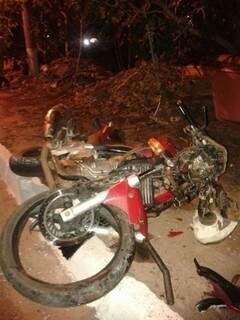 Com o impacto, motocicleta ficou destruída. (Foto: Roberto Wada)
