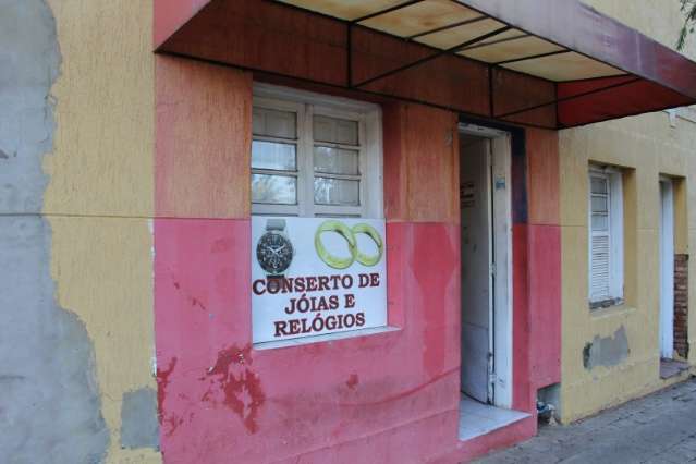 Bandidos fazem limpa em joalheria e levam dinheiro, joias e barras de ouro