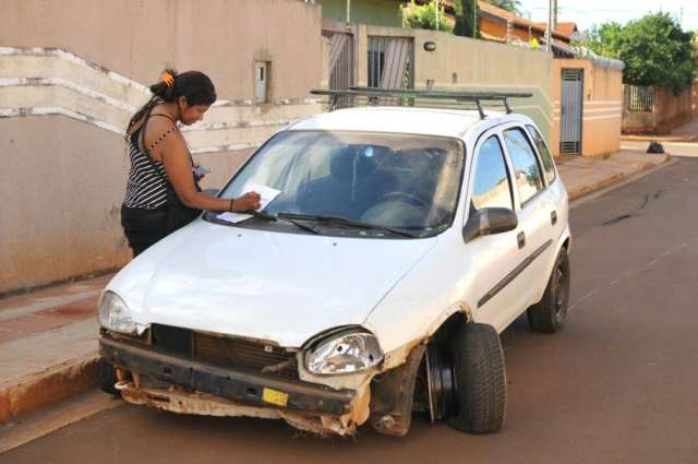 Condutor perde controle e carro bate em muro de condomínio 