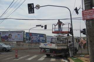 Semáforo nos cruzamentos das ruas Paraíba e 15 de Novembro foi recuperado e já funciona. (Foto:Marcos Ermínio)
