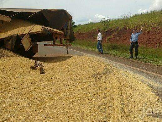 Após acidente carreta tomba e derrama carga de soja na MS 141