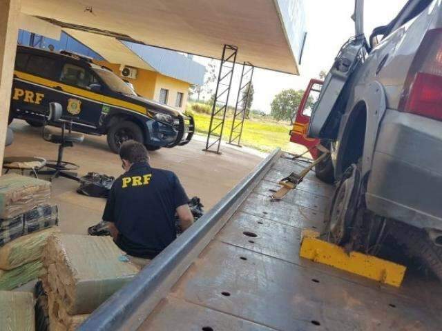 Fuga termina em capotagem, homem ferido e 360kg de droga apreendidos