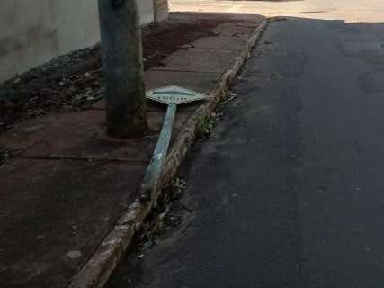 Com placa na calçada, morador cobra sinalização em rua do Giocondo Orsi