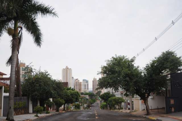 Domingo amanhece com tempo nublado e alerta para risco de tempestade