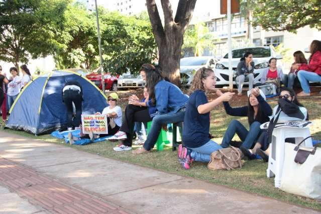 Enquanto aguardam resposta da prefeitura, professores mant&eacute;m protestos 