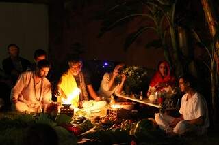 Guru indiano misturou as mais variadas &quot;essências&quot; durante ritual indiano (foto: Fernando Antunes)