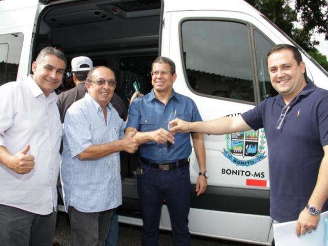 Deputado entrega van que vai transportar pacientes at&eacute; a Capital