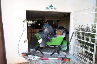 Barco destruiu porta de vidro e parou na recepção da empresa (Foto: Paulo Francis)