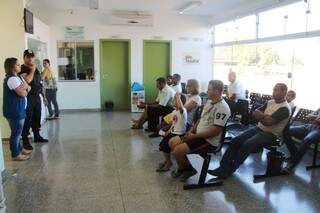 Pacientes aguardam atendimento no Hospital Municipal de Naviraí (Foto: Divulgação)