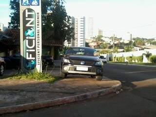 Leitora afirma que condutores deixam o carro sobre a calçada todos os dias (Foto: Tereza Cabral)