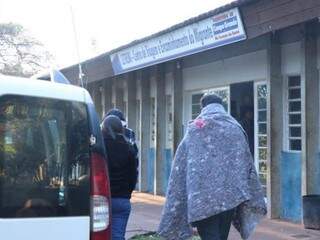 Equipe do Centro POP consegue um sim de morador de rua. Na foto, ele chega ao Cetremi. (Foto: Henrique Kawaminami)