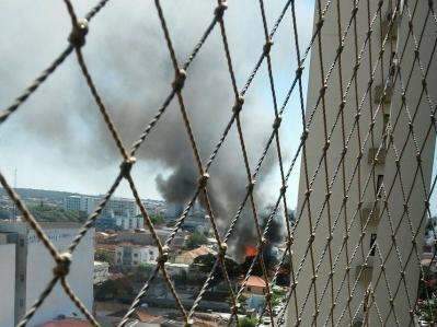 Inc&ecirc;ndio em churrascaria para Centro e mobiliza v&aacute;rias viaturas dos bombeiros