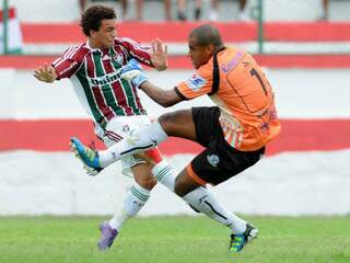 Wellington Nem tenta, mas não é o dia do Fluminense (Foto: Dhavid Normando/Photocamera)